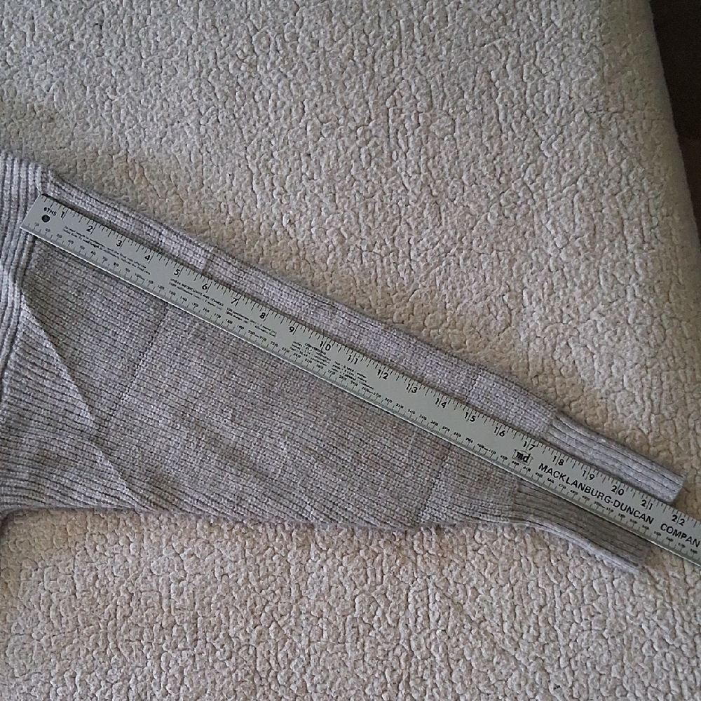 Elegant Gray V-Neck Sweater with Bow Details - Picture 3 of 6